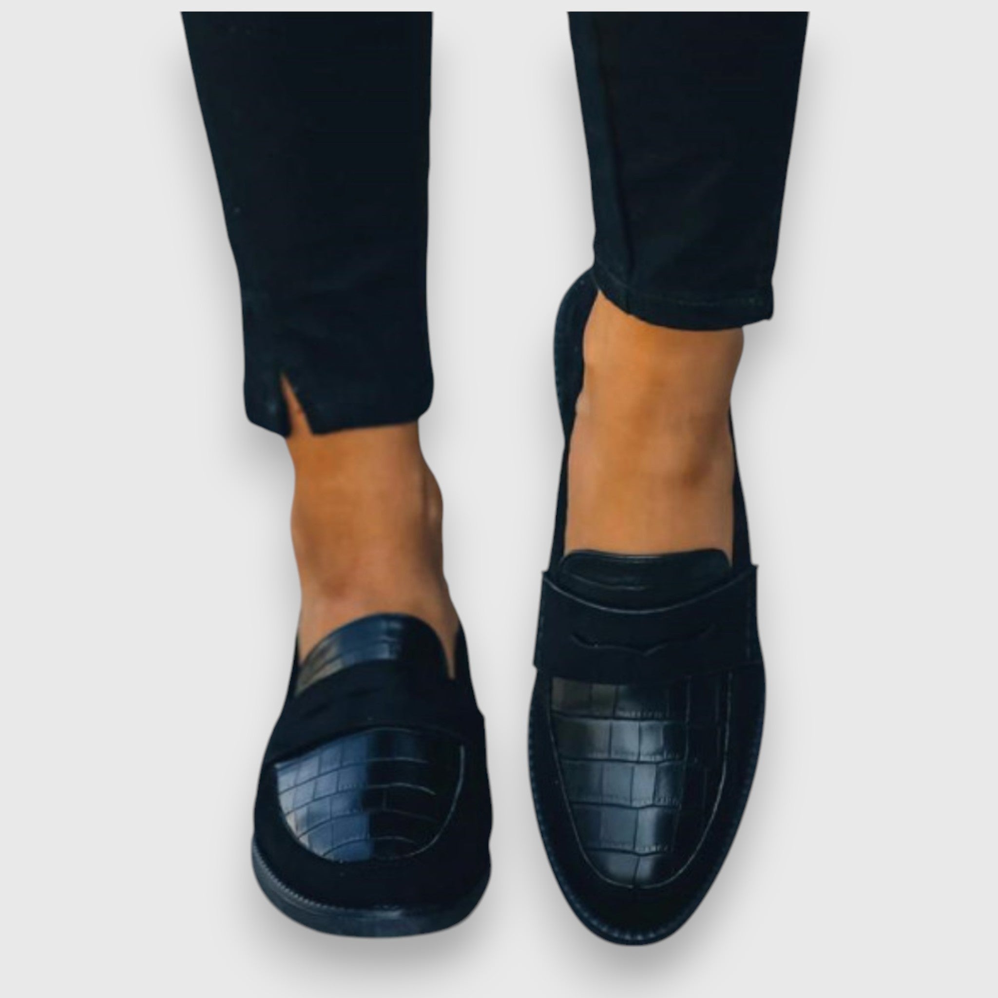 Black / 10