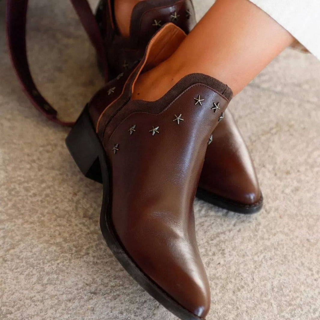 Brown / 11